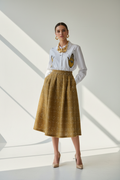 Beyaz gömlek ile klasik editorial stil