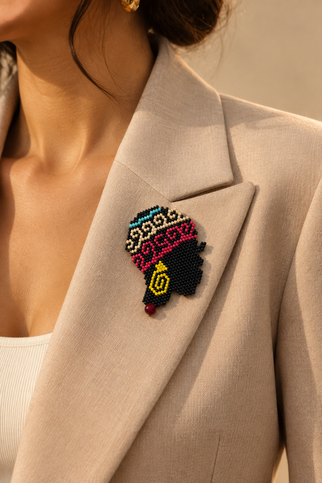 Kadın profili Miyuki broş blazer yakasında