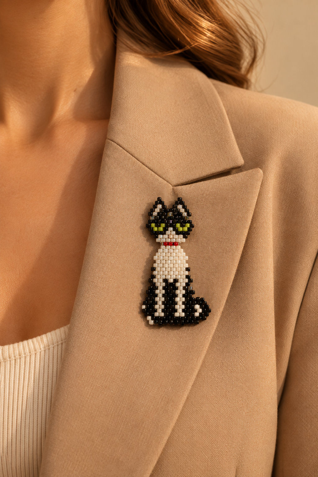 Siyah beyaz Miyuki kedi broşu blazer yakasında